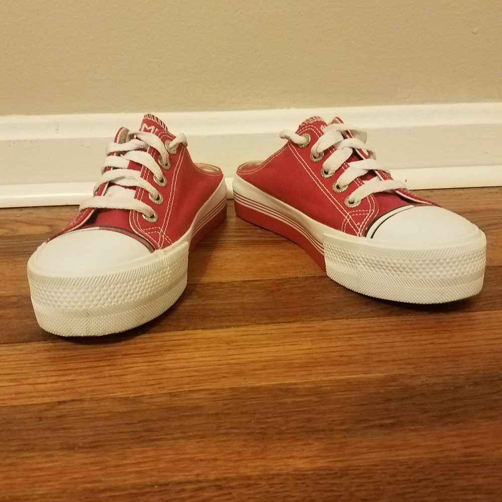 Tommy Hilfiger size 8M TW00555